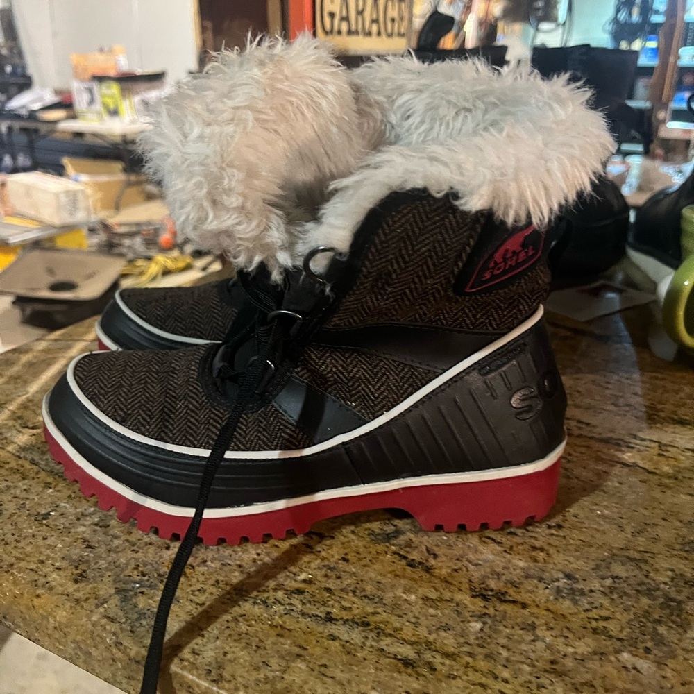 Stylish Sorel Winter Boots with Faux Fur Lining size 7